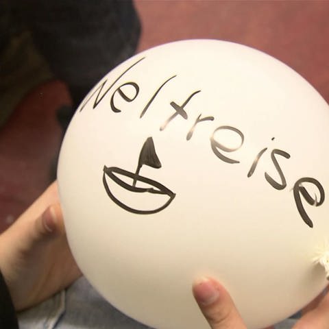 Schülerin hält Luftballon (Foto: SWR)