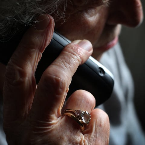 Eine ältere Frau telefoniert mit einem schnurlosen Festnetztelefon. (Foto: dpa Bildfunk, picture alliance/dpa | Karl-Josef Hildenbrand)