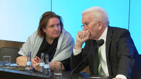Theresa Schopper und Winfried Kretschmann (beide Grüne) beraten sich  (Foto: SWR)