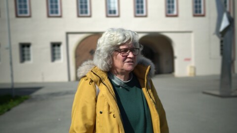 Familienpatin Claudia Turrek aus Schorndorf (Rems-Murr-Kreis) steht in einem Hof.  (Foto: SWR)