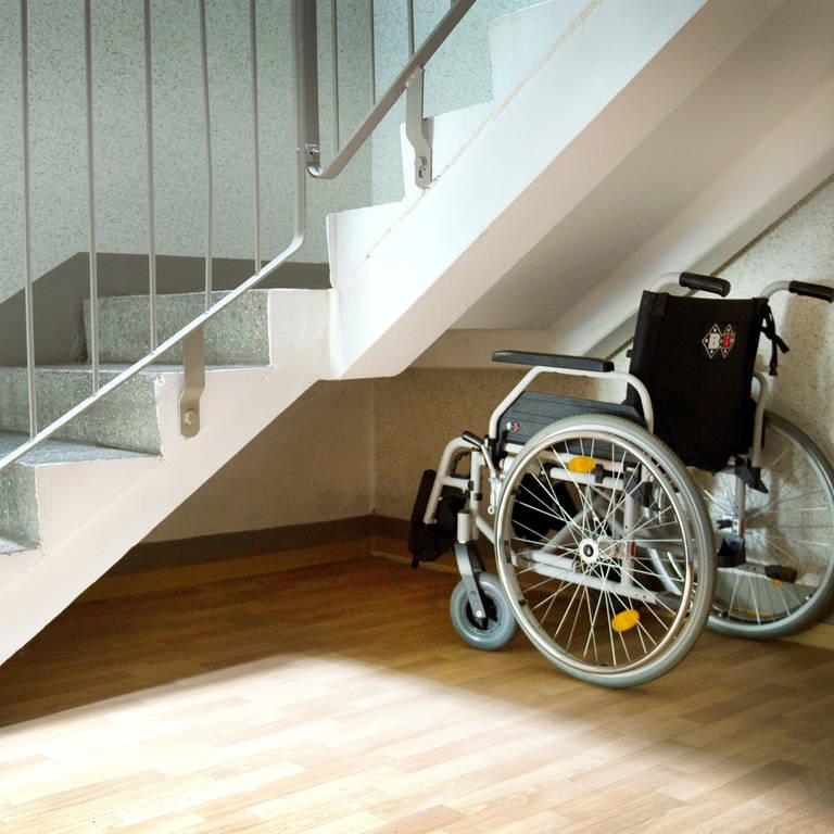 Symbolbild: Ein Rollstuhl steht neben einer Treppe (Foto: dpa Bildfunk, Symbolbild (picture alliance/dpa/dpa-Zentralbild | Arno Burgi))