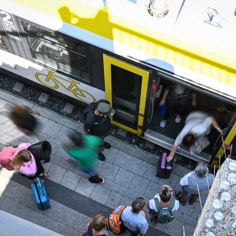 Zugreisende stehen an einem Bahnsteig in Überlingen (Bodenseekreis) bereit, um in einen Zug einzusteigen.  (Foto: dpa Bildfunk, picture alliance/dpa | Felix Kästle)