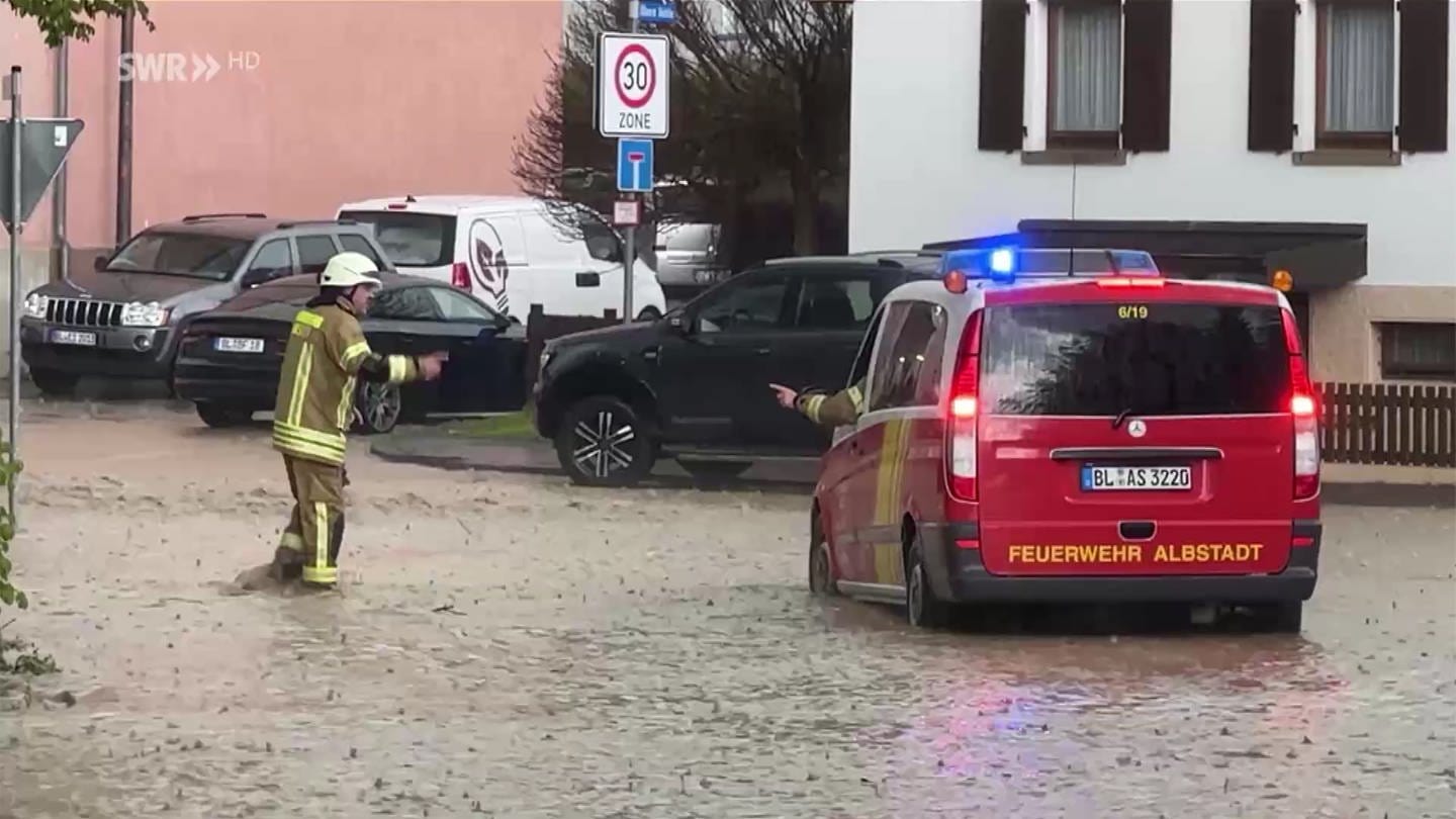 Feuerwehrauto in überschwemmter Straße (Foto: SWR)