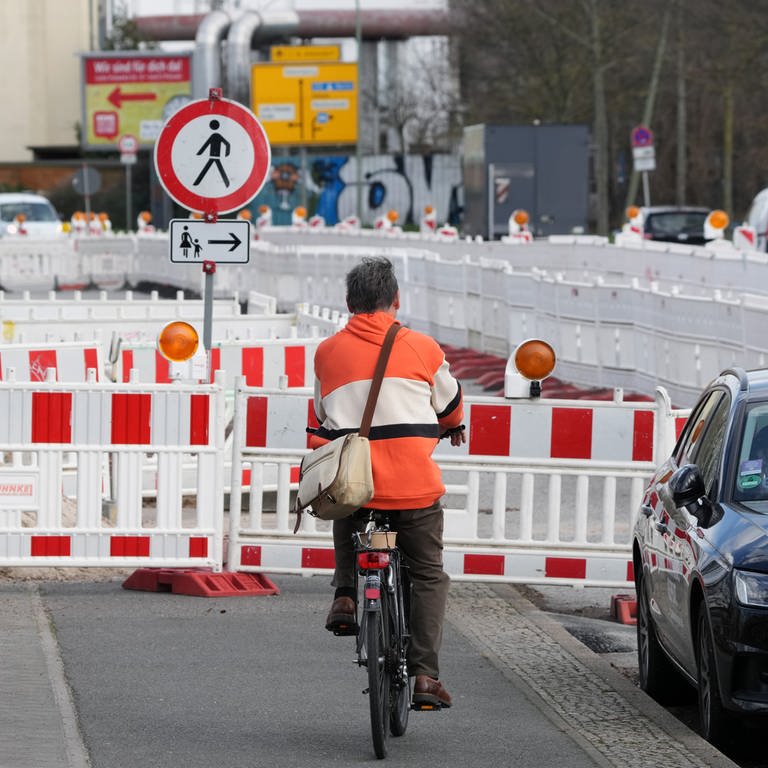 Ein Fahrradfahrer wartet auf dem vor einer Baustelle endenden Radweg auf den Gegenverkehr. (Foto: dpa Bildfunk, Picture Alliance)