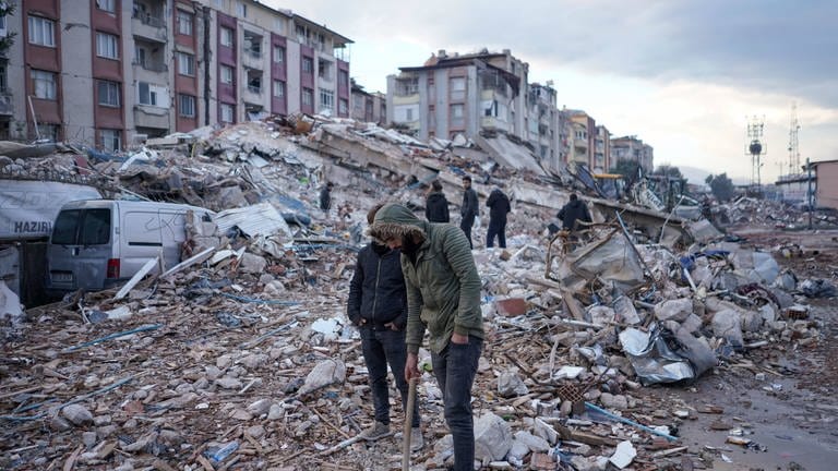 Zivilisten versuchen, in den Trümmern nach Überlebenden des Erdbebens zu suchen. Rettungskräfte suchen weiterhin nach Überlebenden in den Trümmern tausender Gebäude, die durch ein starkes Erdbeben und mehrere Nachbeben, die die Osttürkei und das benachbarte Syrien erschütterten, eingestürzt waren. (Foto: dpa Bildfunk, picture alliance/dpa/SOPA Images via ZUMA Press Wire | Tunahan Turhan)