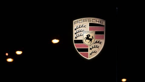 Das Logo des Autobauers Porsche ist an einem Display des Porsche-Zentrums Stuttgart zu sehen.  (Foto: dpa Bildfunk, picture alliance/dpa | Marijan Murat)