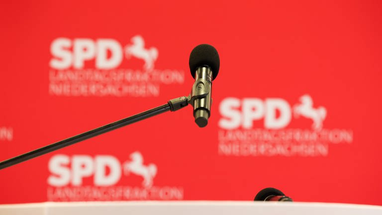  Ein Mikrofon steht in einem Raum der Fraktion der SPD. (Foto: dpa Bildfunk, picture alliance/dpa | Friso Gentsch)