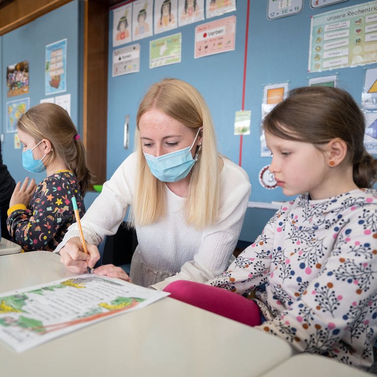 Eine Lehrerin unterrichtet eine erste Klasse der Liebenauschule.  (Foto: dpa Bildfunk, Picture Alliance)