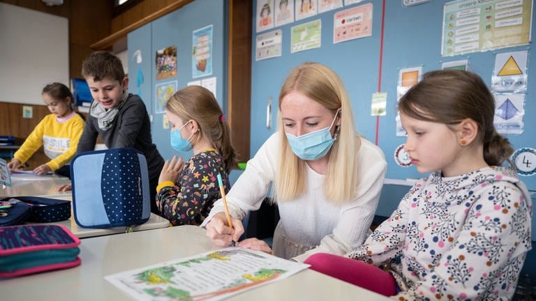 Eine Lehrerin unterrichtet eine erste Klasse der Liebenauschule.  (Foto: dpa Bildfunk, Picture Alliance)