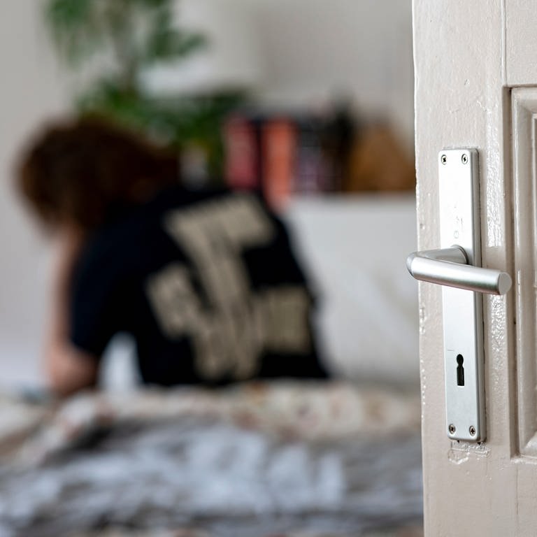 Eine Frau sitz im Bett in ihrer Wohnung.  (Foto: dpa Bildfunk, picture alliance/dpa | Fabian Sommer)