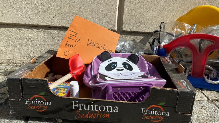 Zu Verschenken: Kiste mit gebrauchten Gegenständen in Hechingen (Zollernalbkreis) (Foto: SWR)