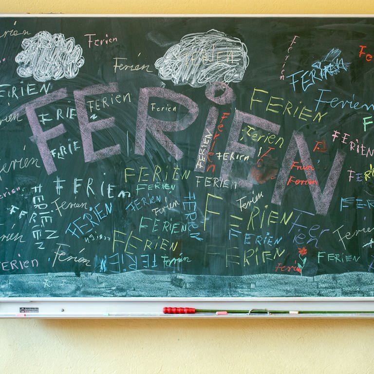 Das Wort "Ferien" steht an einer Tafel in einem Klassenzimmer einer Grundschule.  (Foto: dpa Bildfunk, picture alliance/dpa/dpa-Zentralbild | Patrick Pleul)