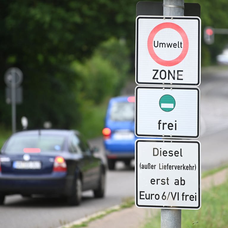 Dürfen auch Fahrzeuge ohne grüne Plakette wieder in Umweltzonen fahren? In manchen Städten Baden-Württembergs könnte das bald der Fall sein - was nicht überall Anklang findet. (Foto: dpa Bildfunk, picture alliance/dpa | Marijan Murat (Archivbild))