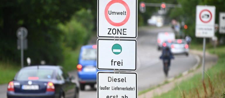 Dürfen auch Fahrzeuge ohne grüne Plakette wieder in Umweltzonen fahren? In manchen Städten Baden-Württembergs könnte das bald der Fall sein - was nicht überall Anklang findet. (Foto: dpa Bildfunk, picture alliance/dpa | Marijan Murat (Archivbild))