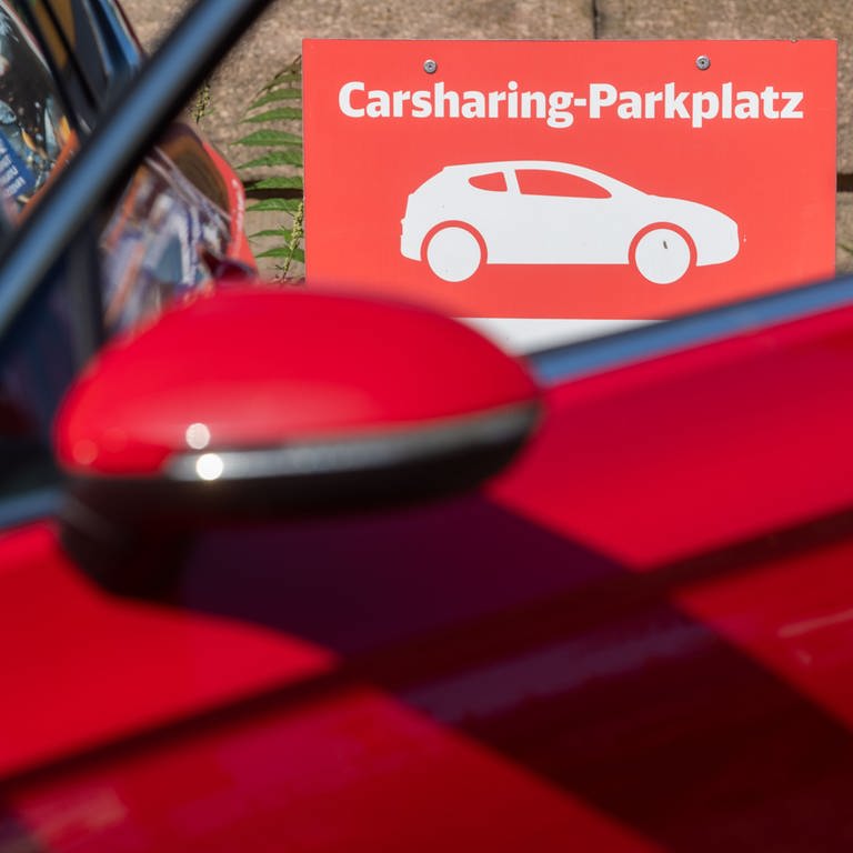 Ein PKW parkt auf einem Parkplatz eines Carsharing-Anbieters. (Foto: dpa Bildfunk, picture alliance/dpa/dpa-Zentralbild | Hendrik Schmidt)