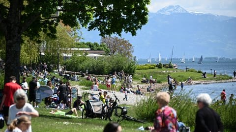 Hunderte Urlauber und Touristen verbringen den Nachmittag am Ufer des Bodensees.  (Foto: dpa Bildfunk, picture alliance/dpa | Felix Kästle)