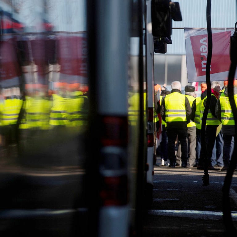 Baden-Württemberg, Ludwigsburg: Eine Verdi-Flagge hängt während eines Warnstreiks an einem Omnibus. In den Tarifverhandlungen für das private Omnibusgewerbe  (Foto: dpa Bildfunk, picture alliance/dpa | Marijan Murat (Archivbild))