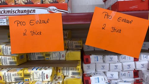 Supermarktregal mit Mehl und Zucker mit dem Hinweis: "Pro Einkauf 2 Stück". (Foto: SWR)