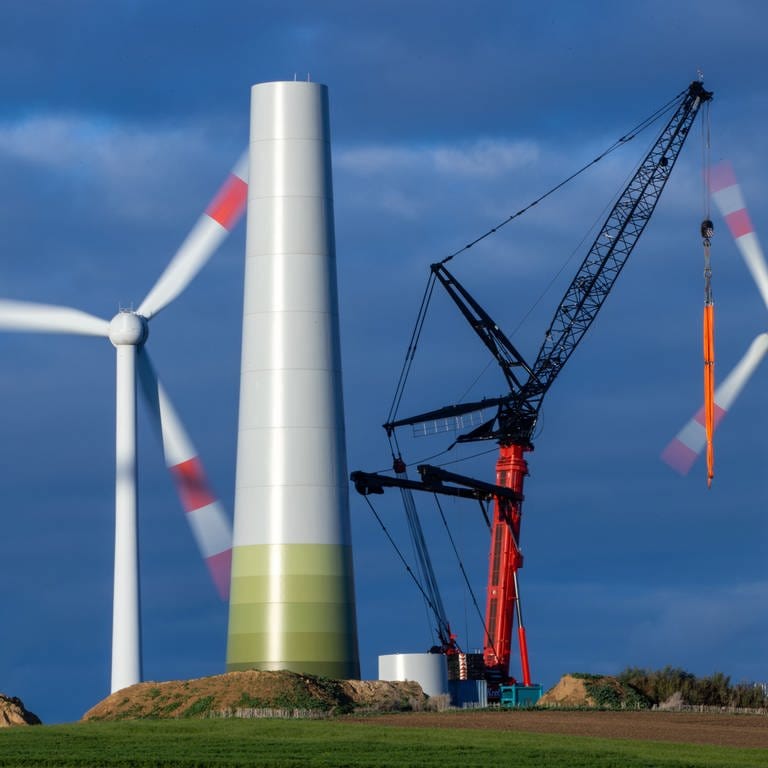 Der Turm für eine neue Windkraftanlage wird in einem bestehenden Windpark in der Nähe von Wismar errichtet. (Foto: dpa Bildfunk, Jens Büttner)