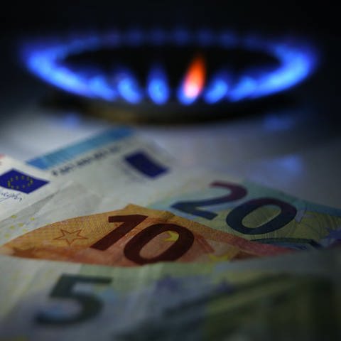 Gestelltes Bild zum Thema Gaspreise: Hinter Euro-Noten brennt an einem Herd eine Gasflamme.  (Foto: dpa Bildfunk, picture alliance/dpa | Karl-Josef Hildenbrand)