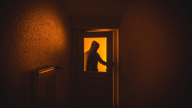 Ein Einbrecher verschafft sich Zutritt zu einer Wohnung. (Foto: dpa Bildfunk, picture alliance/dpa | Nicolas Armer)