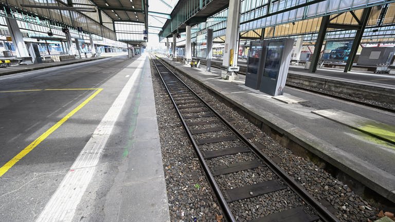 Ein leeres Gleis und ein leerer Bahnsteig auf dem Stuttgarter Hauptbahnhof. (Foto: dpa Bildfunk, picture alliance/dpa | Bernd Weißbrod)