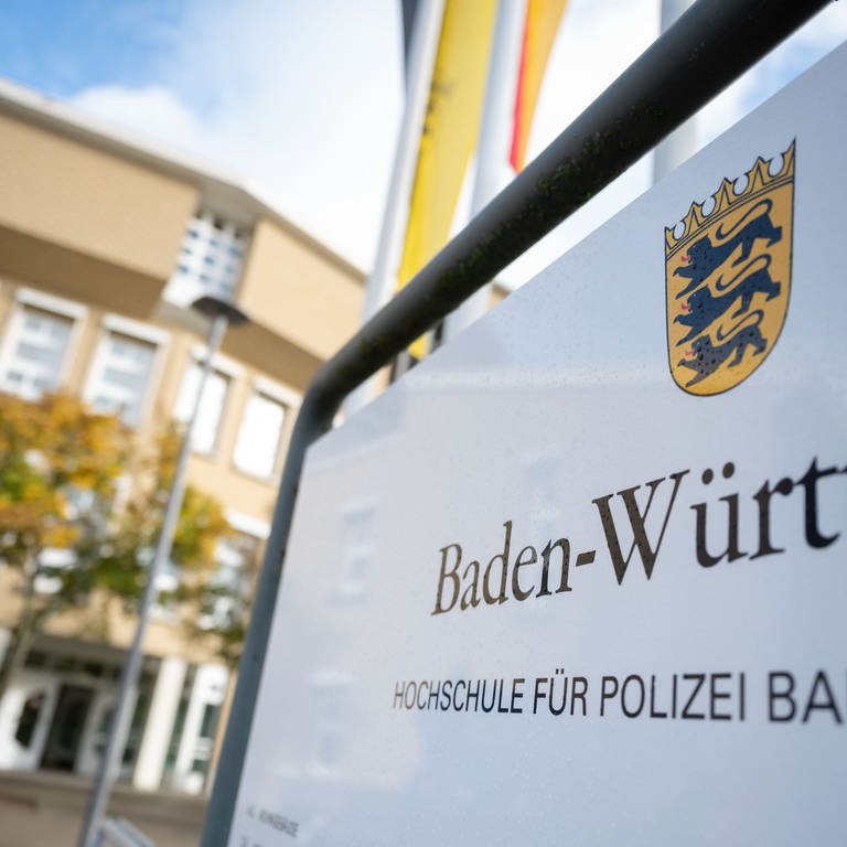 Ein Schild steht auf dem Campus der Hochschule für Polizei Baden-Württemberg in Villingen-Schwenningen (Schwarzwald-Baar-Kreis).  (Foto: dpa Bildfunk, picture alliance/dpa | Marijan Murat)
