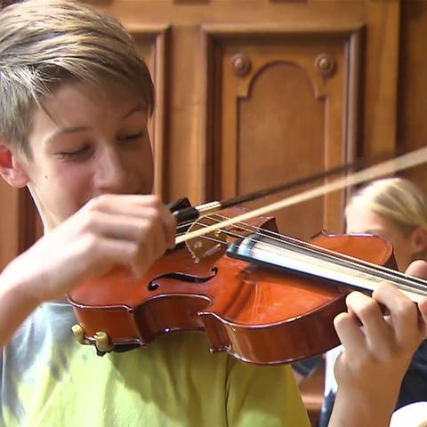 Kind spielt Geige (Foto: SWR)