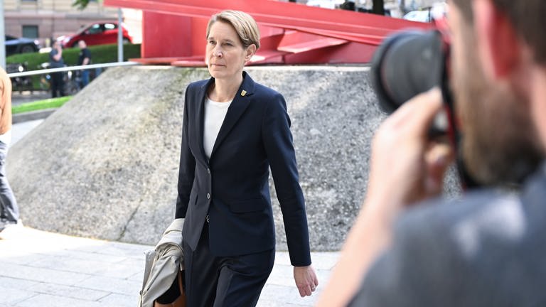 Landespolizeipräsidentin Stefanie Hinz geht als Zeugin in einem Prozess um sexuelle Nötigung ins Landgericht. (Foto: dpa Bildfunk, Picture Alliance)