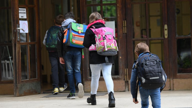 Schüler betreten Schule (Foto: dpa Bildfunk, picture alliance/dpa | Arne Dedert)