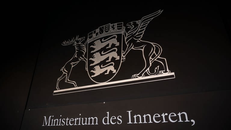 Ein Schild mit der Aufschrift "Ministerium des Inneren, für Digitalisierung und Kommunen" ist am baden-württembergischen Innenministerium angebracht. (Foto: dpa Bildfunk, picture alliance/dpa | Marijan Murat)