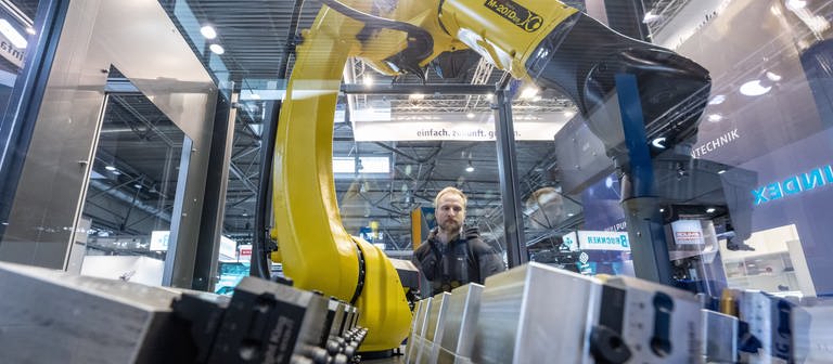 Ein Automationssystem der Firma Lang Technik aus Baden-Württemberg arbeitet zur Demonstration auf einer Industriemesse. (Foto: dpa Bildfunk, picture alliance/dpa | Hendrik Schmidt)