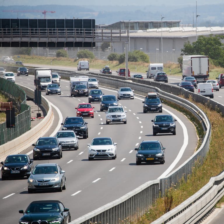 Autos fahren über die Autobahn A8 beim Stuttgarter Flughafen. Zum Beginn der Pfingstferien erwartet der ADAC viel Verkehr und Staus in BW. (Foto: dpa Bildfunk, picture alliance/dpa | Christoph Schmidt)