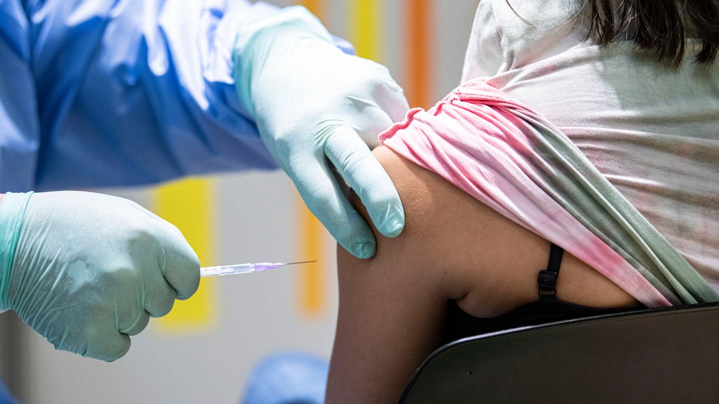 Impfschäden nach Corona-Impfung: Warum klagen wenig Betroffene?
