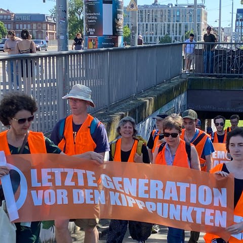Die Gruppe "Letzte Generation" bei einer Protestaktion in Mannheim (Foto: SWR, Philipp Behrens)