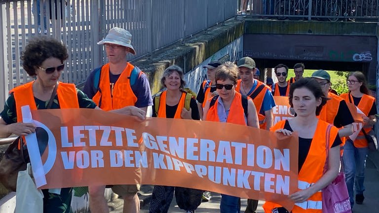 Die Gruppe "Letzte Generation" bei einer Protestaktion in Mannheim (Foto: SWR, Philipp Behrens)