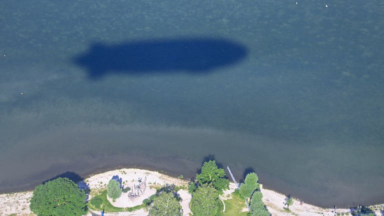 Schatten von Zeppelin auf dem Bodensee (Foto: dpa Bildfunk, picture alliance/dpa | Felix Kästle)