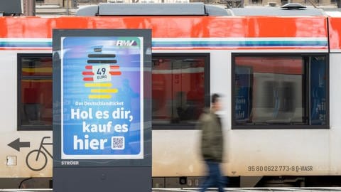 Die Werbung für das Deutschlandticket ist am Hauptbahnhof vor einer Bahn des ÖPNV zu sehen. Seit Montag gilt bundesweit das 49 Euro teure Deutschlandticket im öffentlichen Personennahverkehr. (Foto: dpa Bildfunk, picture alliance/dpa | Sebastian Gollnow)