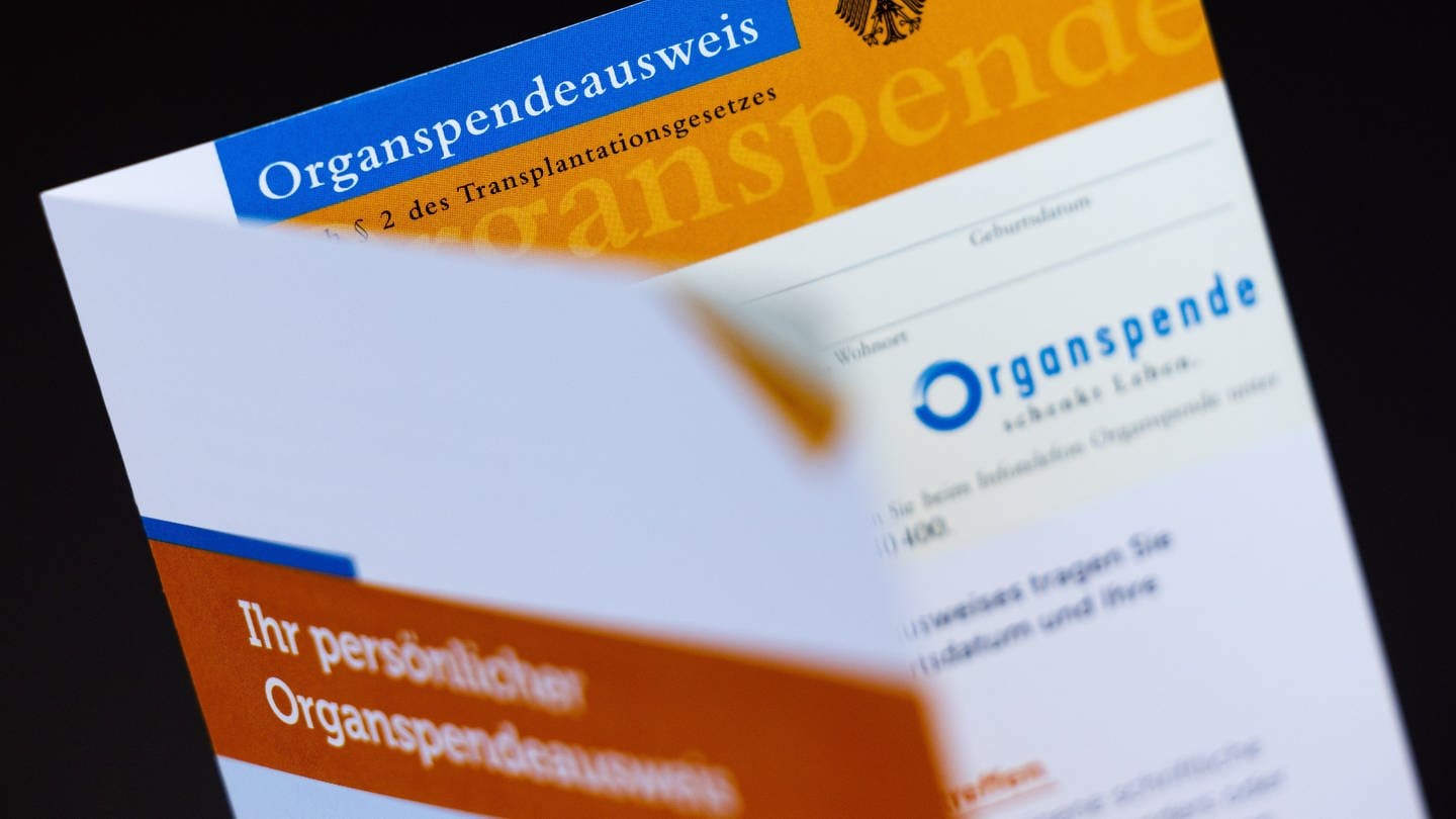 Ein Organspendeausweis, aufgenommen zum Tag der Organspende am 3. Juni 2023. (Foto: dpa Bildfunk, picture alliance/dpa | Rolf Vennenbernd)