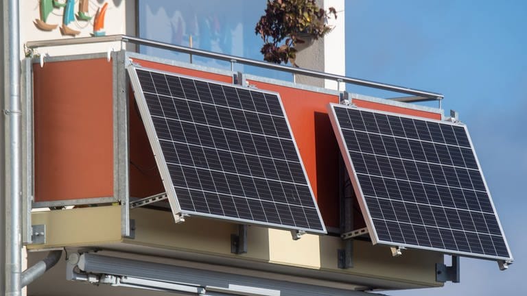 Solarmodule für ein sogenanntes Balkonkraftwerk hängen an einem Balkon. (Foto: dpa Bildfunk, picture alliance/dpa | Stefan Sauer (Symbolbild))