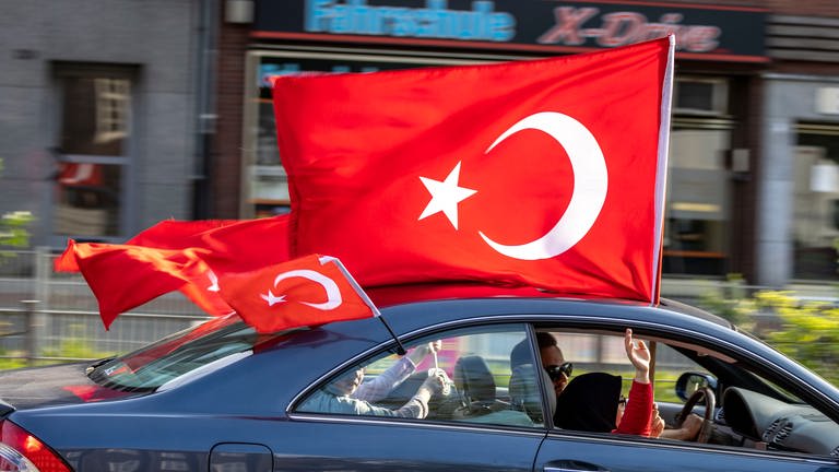 Anhänger des türkischen Präsidenten Erdogan fahren in einem Autokorso mit türkischen Fahnen, noch vor dem amtlichen Ergebnis der Stichwahl in der Türkei, jubelnd durch den Duisburger Norden. (Foto: dpa Bildfunk, Archivbild / picture alliance/dpa | Christoph Reichwein)