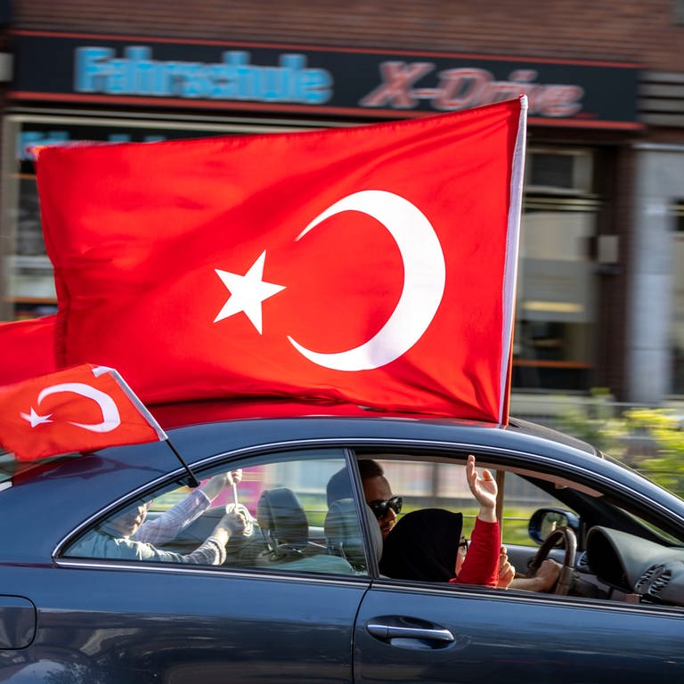 Anhänger des türkischen Präsidenten Erdogan fahren in einem Autokorso mit türkischen Fahnen, noch vor dem amtlichen Ergebnis der Stichwahl in der Türkei, jubelnd durch den Duisburger Norden. (Foto: dpa Bildfunk, Archivbild / picture alliance/dpa | Christoph Reichwein)