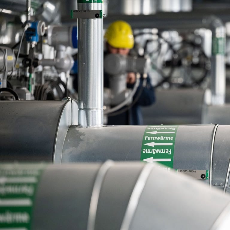 Ein Mitarbeiter des Energiekonzerns EnBW kontrolliert die Fernwärmeverteilerstation des Heizkraftwerk 3 Stuttgart-Gaisburg. (Foto: dpa Bildfunk, Picture Alliance)