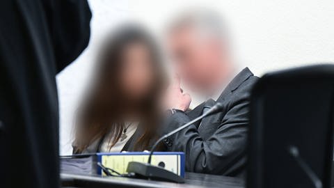 Der suspendierte Inspekteur der Polizei (rechts) sitzt als Angeklagter im Prozess wegen sexueller Nötigung neben seiner Frau im Gerichtssaal.  (Foto: dpa Bildfunk, picture alliance/dpa | Bernd Weißbrod)