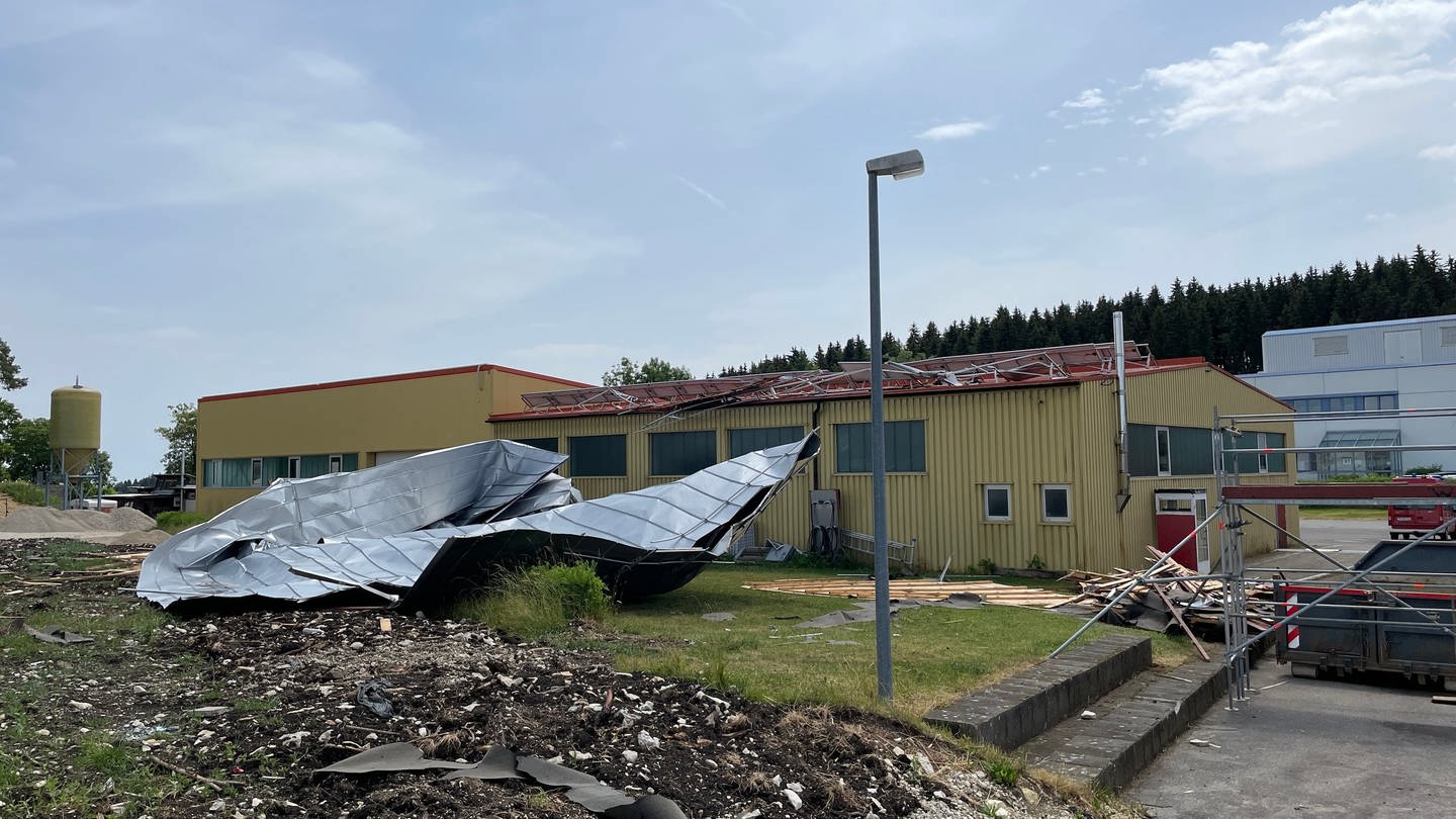 Das Dach des Feuerwehrhauses in Böttingen wurde von orkanartigen Böen abgedeckt (Foto: SWR)