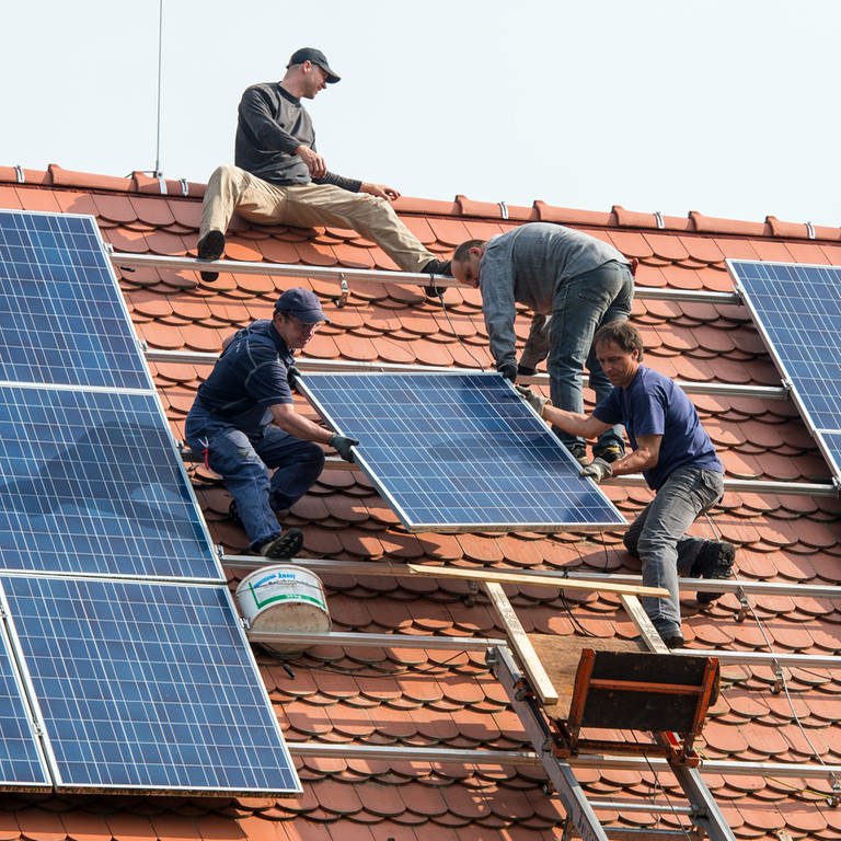 Auf einem Hausdach werden Solarmodule installiert. Landesregierung von BW will jetzt bei Regierungsgebäuden nachlegen. (Foto: dpa Bildfunk, picture alliance / dpa | Patrick Pleul)