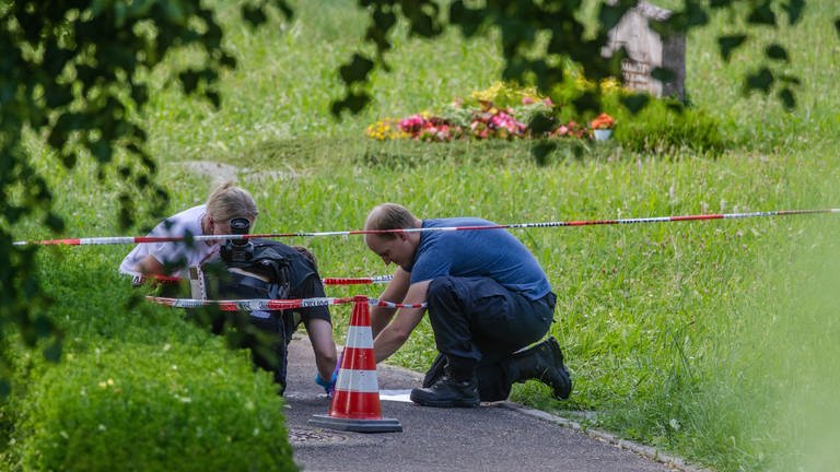 Mitarbeiter der Spurensicherung am Tatort auf dem Friedhof in Altbach. (Foto: dpa Bildfunk, picture alliance/dpa | Christoph Schmidt)