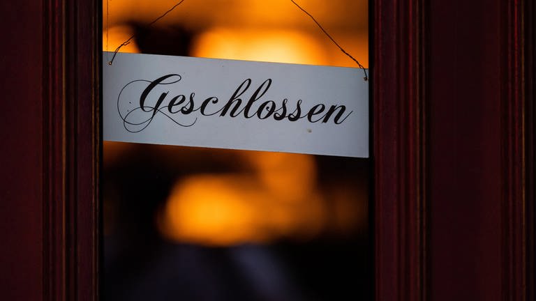 Ein Schild mit der Aufschrift "Geschlossen" hängt an der Eingangstür eines geschlossenen Restaurants. (Foto: dpa Bildfunk, picture alliance/dpa | Rolf Vennenbernd)