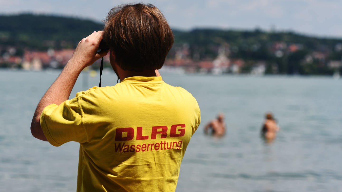 Ein Rettungsschwimmer der Deutschen Lebensrettungsgesellschaft (DLRG) beobachtet bei Wallhausen (Baden-Württemberg) am Strandbad Schwimmer im Bodensee. (Foto: dpa Bildfunk, picture alliance / dpa | Patrick Seeger)