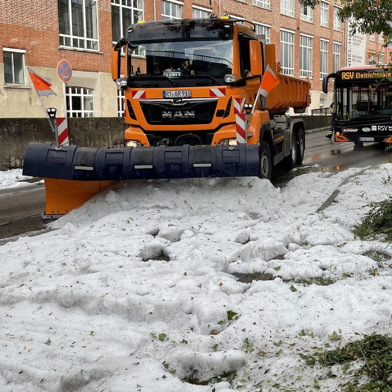Die Technischen Betriebsdienste rücken in Reutlingen mit Schneepflügen an um den Hagel von der Straße zu räumen. (Foto: dpa Bildfunk, picture alliance/dpa/SDMG | Schulz)